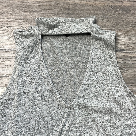 Express Women’s Grey Sleeveless Keyhole V Neck Knit Blouse, size small - Picture 3 of 7